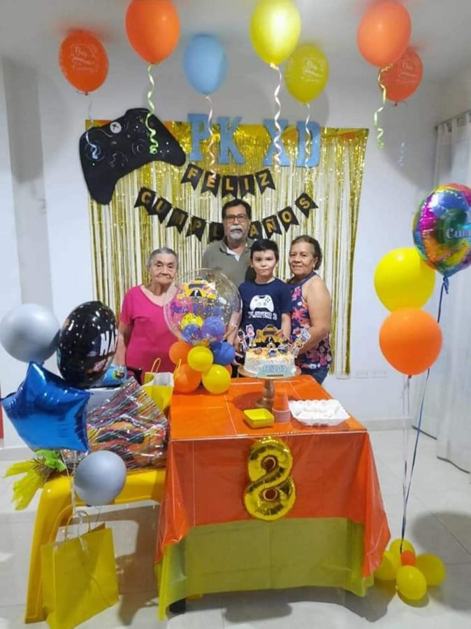 Juan Carlos, junto a su bisabuela Oliva Ramos y los abuelos Pedro Osorio y Elcira Rojas.